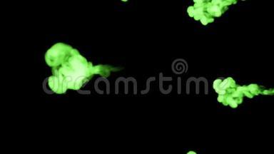 黑色背景上的绿色<strong>荧光</strong>墨水溶于水中。 在计算机上建模的美丽<strong>效果</strong>。 3d渲染